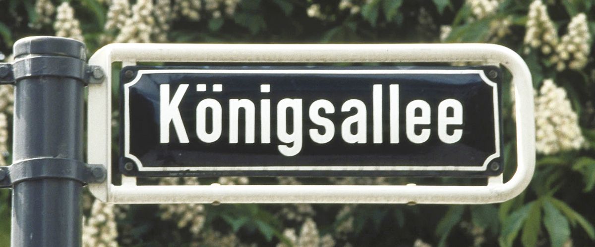 Nahaufnahme eines Straßenschildes der Königsallee in Düsseldorf