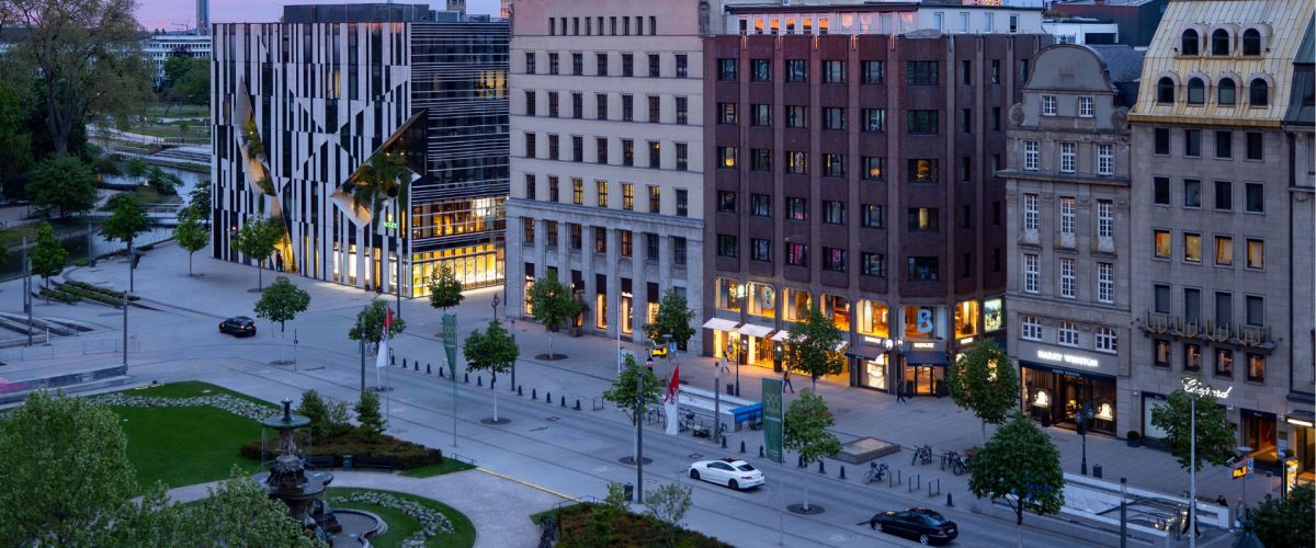 Außenaufnahme von stilvollen Geschäftsgebäuden in Düsseldorf