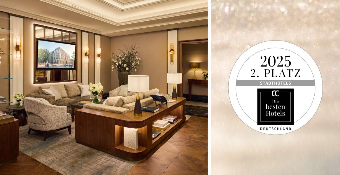 Elegant lounge area at Breidenbacher Hof Düsseldorf with seating arrangement and the award “Die besten Hotels Deutschland 2025 – 2nd place city hotels”.