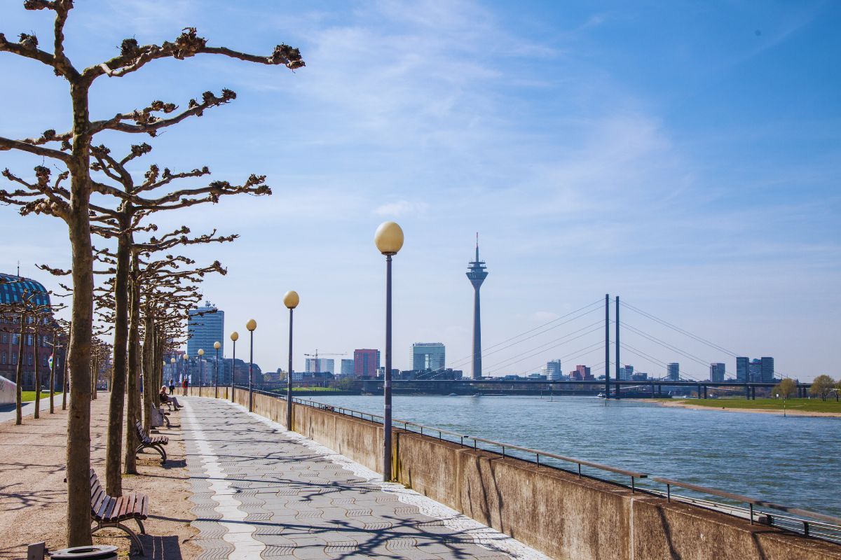 Blick von der Rheinpromenade auf das Düsseldorfer Stadtpanorama