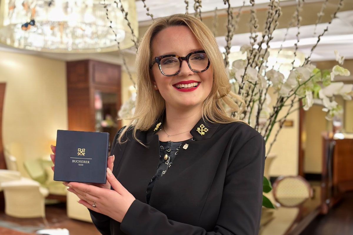 Shannon Gilbert präsentiert eine Box von Bucherer im Living Room des 5 Sterne Hotels in Düsseldorf