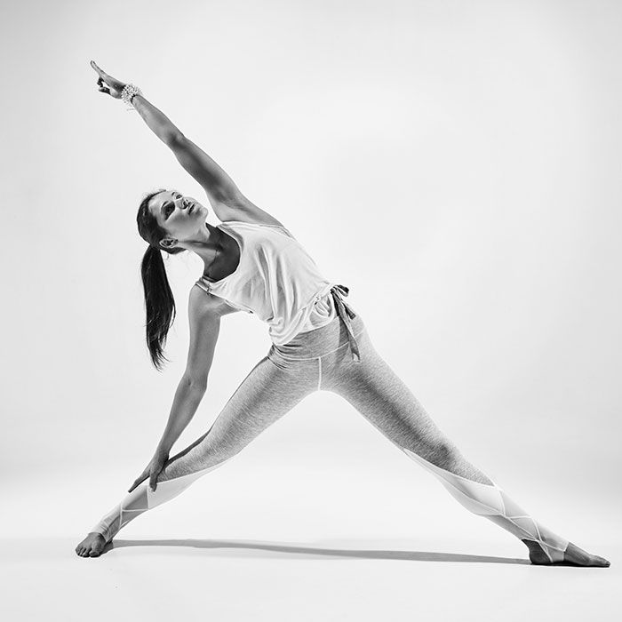 Schwarz-weiß Foto einer Frau beim Yoga