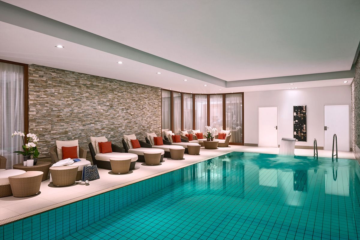 Indoor pool and relaxation loungers at the poolside included at the wellnesshotel in Düsseldorf