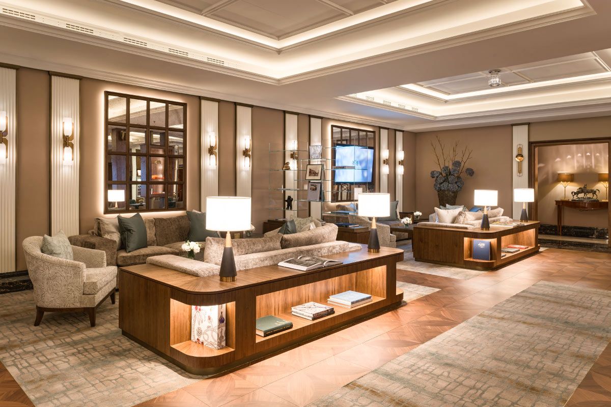 Zwei sich gegenüberstehende Sofas in hellgrün mit einem Beistelltisch aus dunklem Holz in der Mitte im 5 Sterne Luxushotel in Düsseldorf