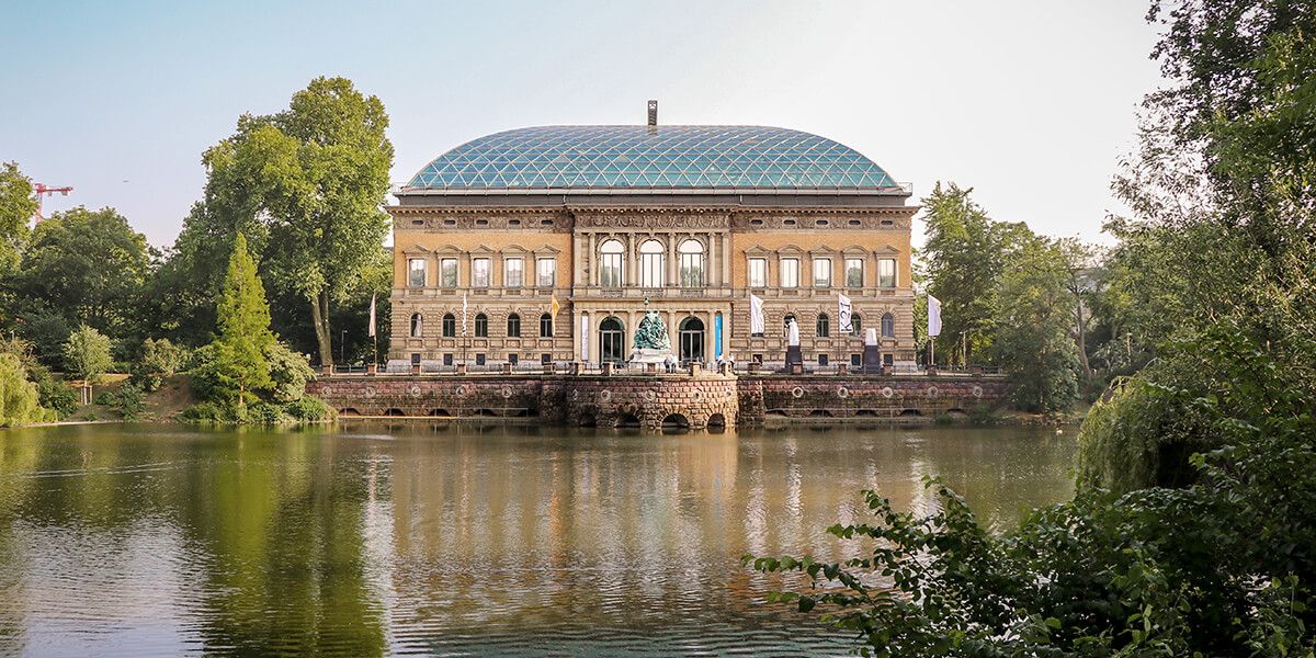 Schloss am Wasser mit Bäumen und Büschen in Düsseldorf