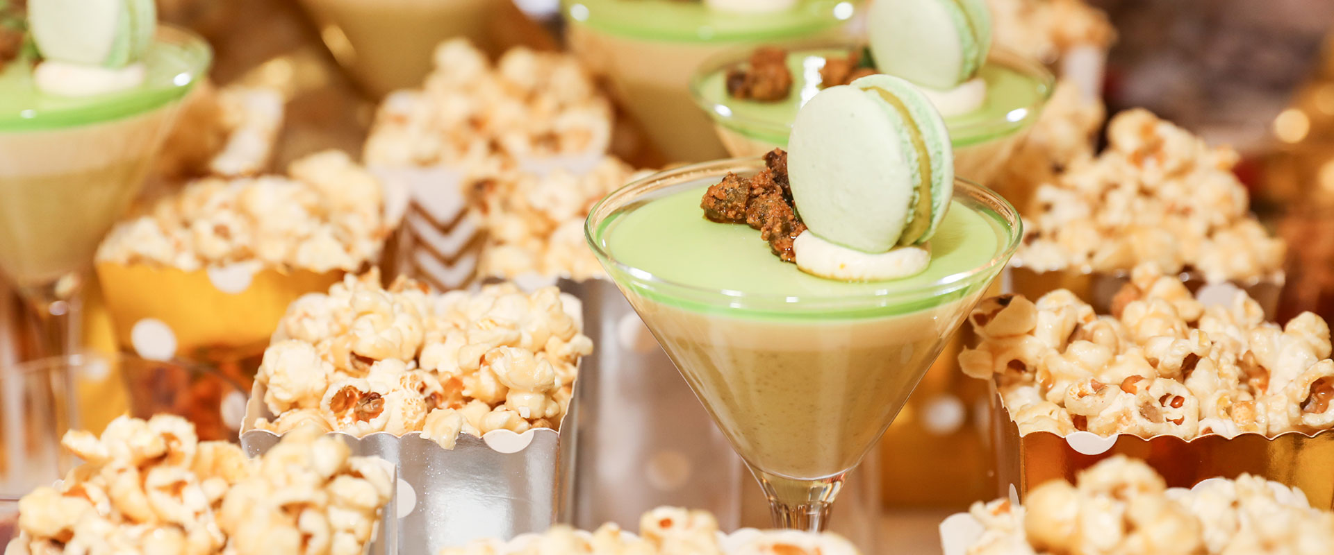 Popcorntüten und Dessertgläser mit Macarons