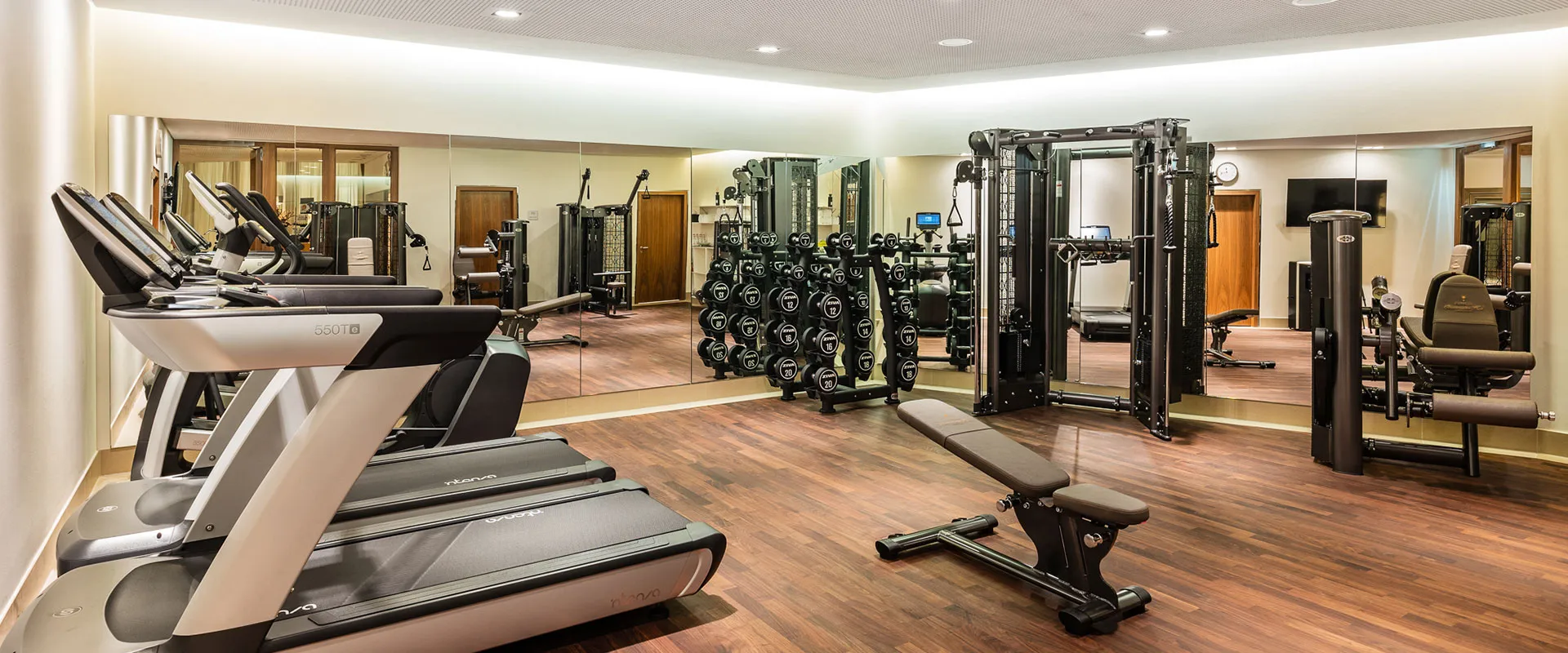 Fitnessgeräte im Gym- und Poolbereich im Hotel in Düsseldorf